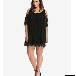 Lace cold shoulder trapeze dress - black